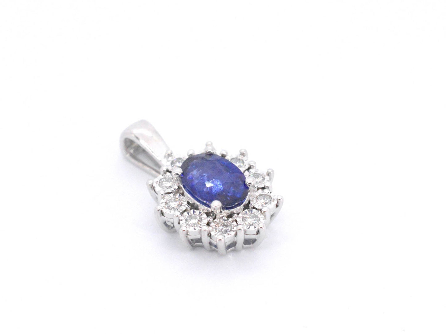 Witgouden entourage hanger met diamanten en saffier