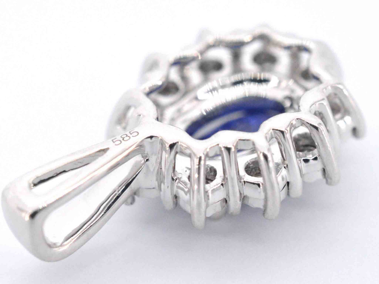 Witgouden entourage hanger met diamanten en saffier