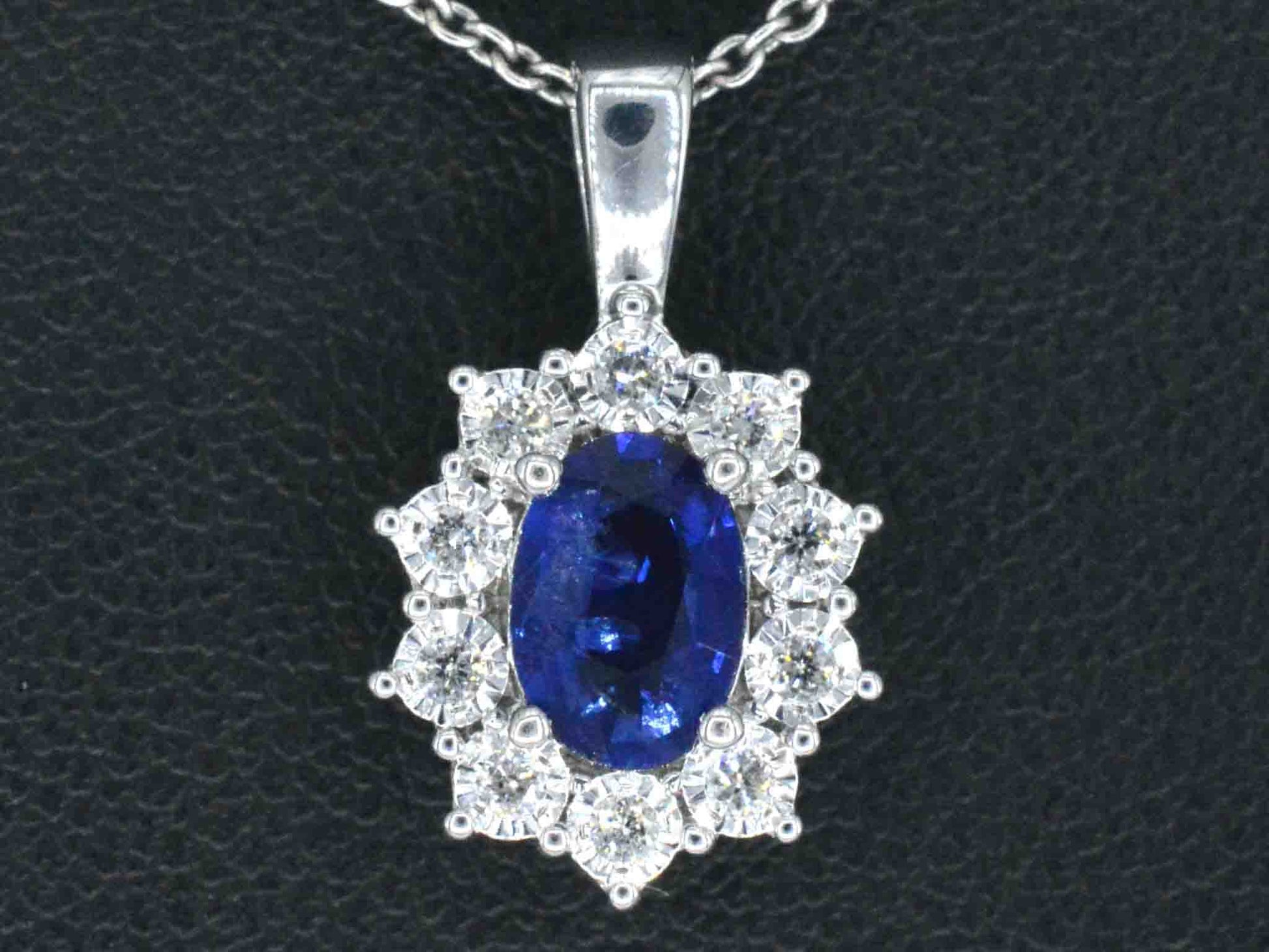 Witgouden entourage hanger met diamanten en saffier