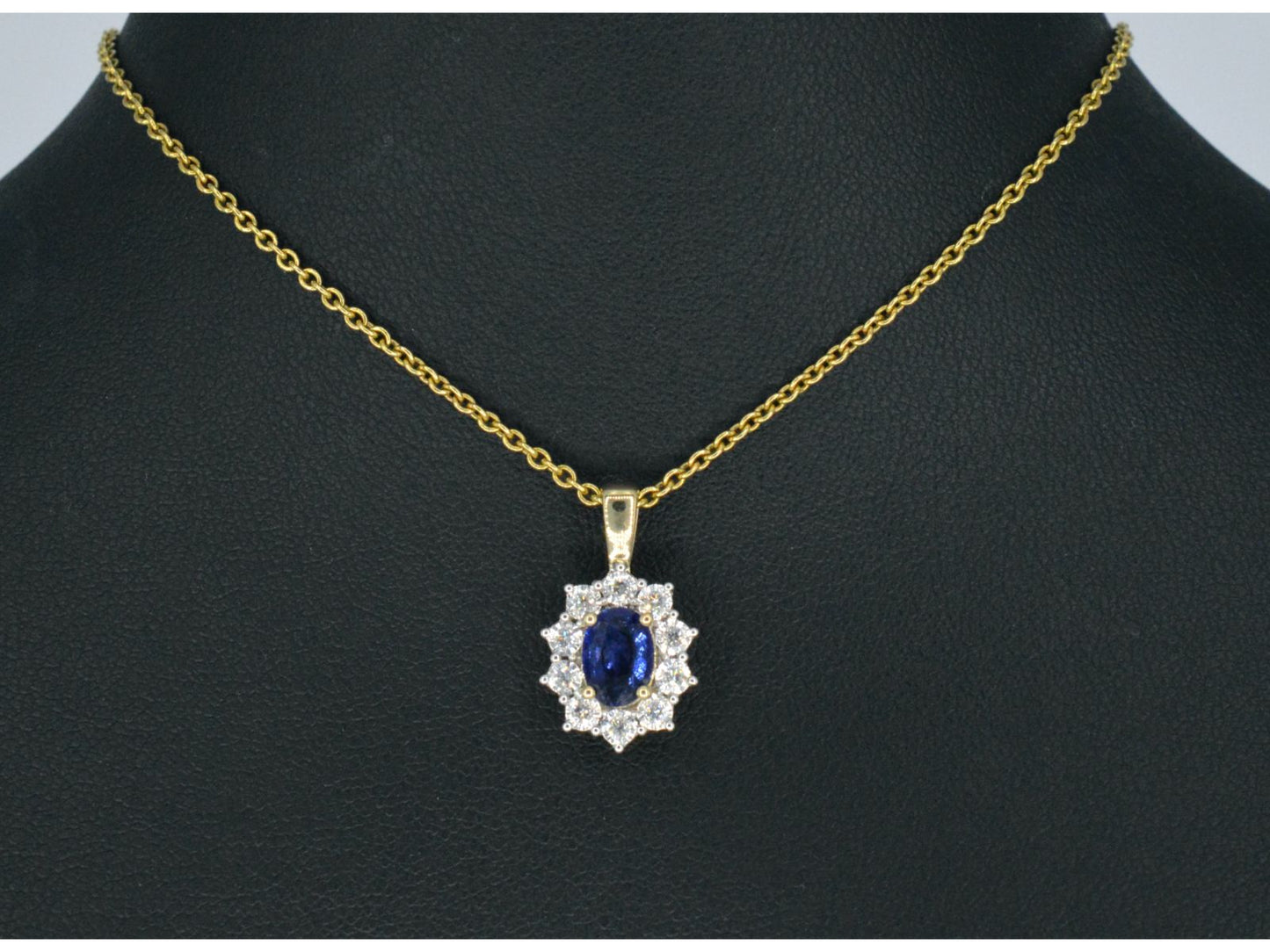 Gouden entourage hanger met diamanten en saffier, Excl. ketting