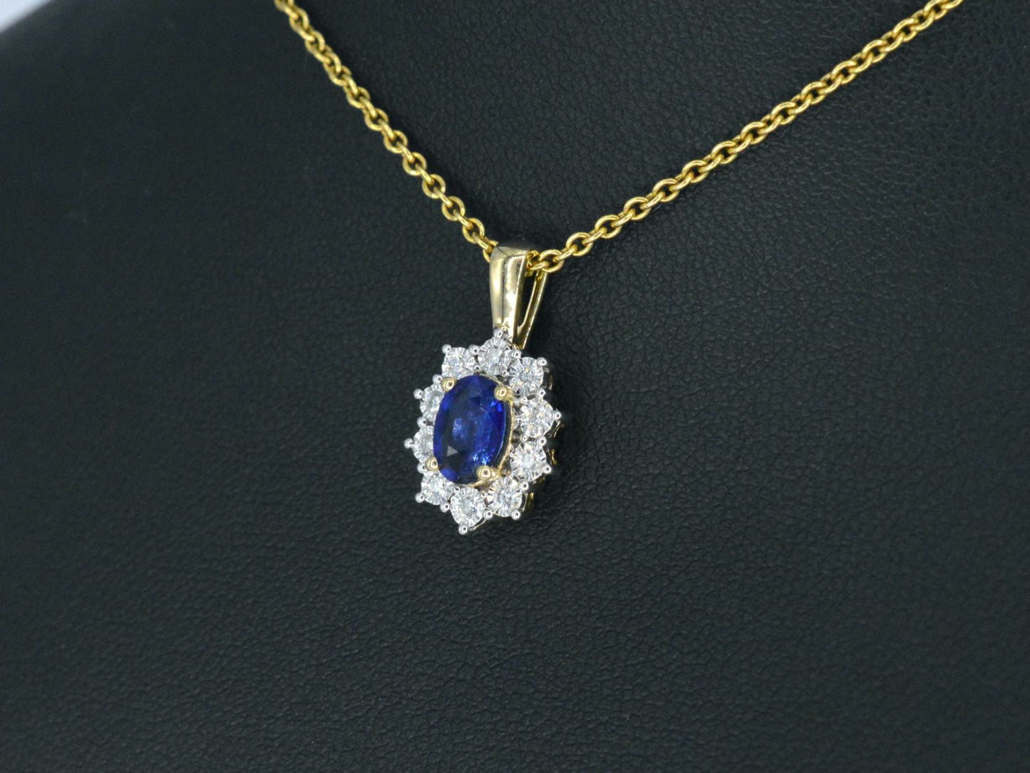 Gouden entourage hanger met diamanten en saffier, Excl. ketting