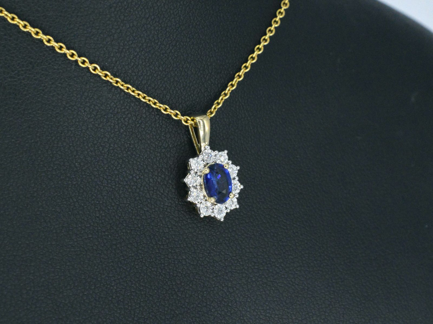 Gouden entourage hanger met diamanten en saffier, Excl. ketting