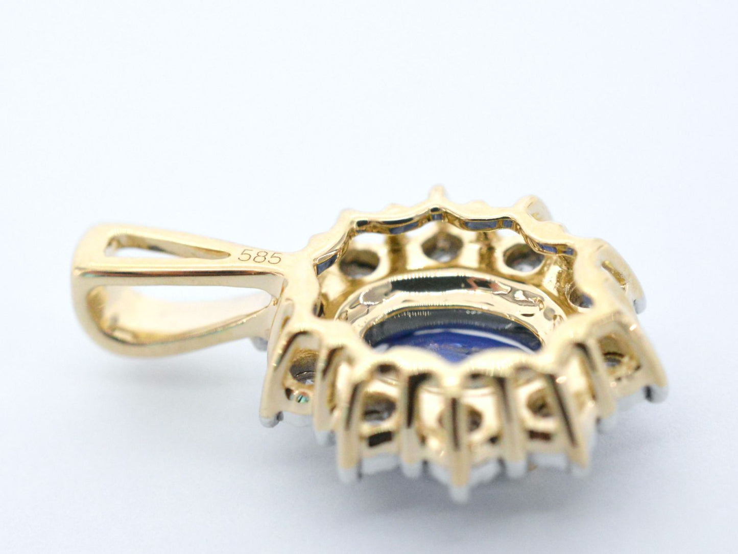 Gouden entourage hanger met diamanten en saffier, Excl. ketting