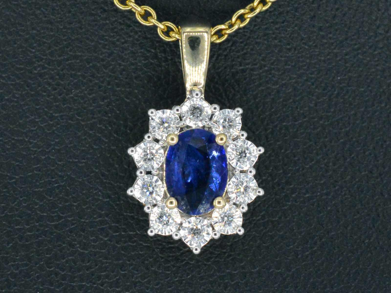 Gouden entourage hanger met diamanten en saffier, Excl. ketting