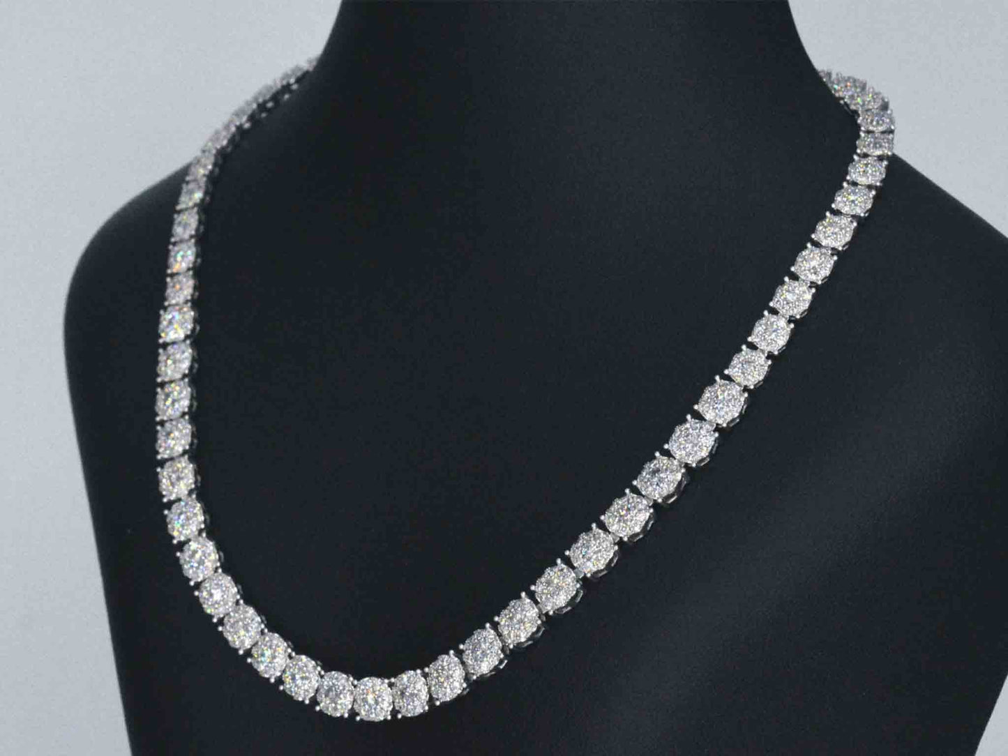 Witgouden collier met diamanten 10.00 carat