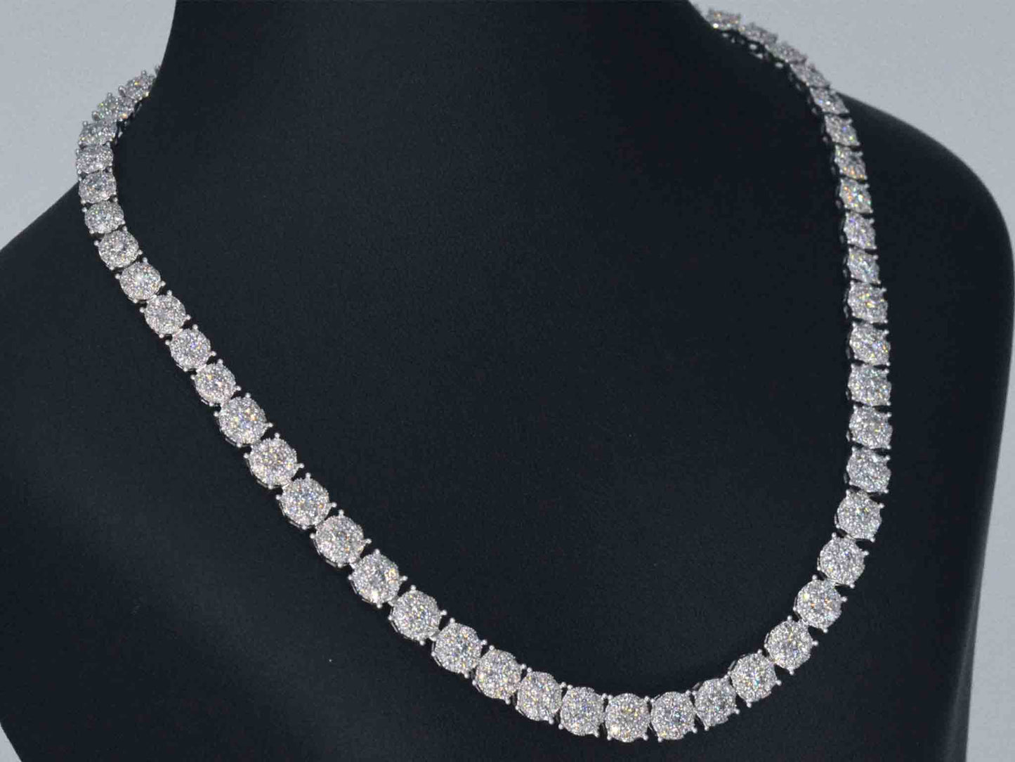 Witgouden collier met diamanten 10.00 carat