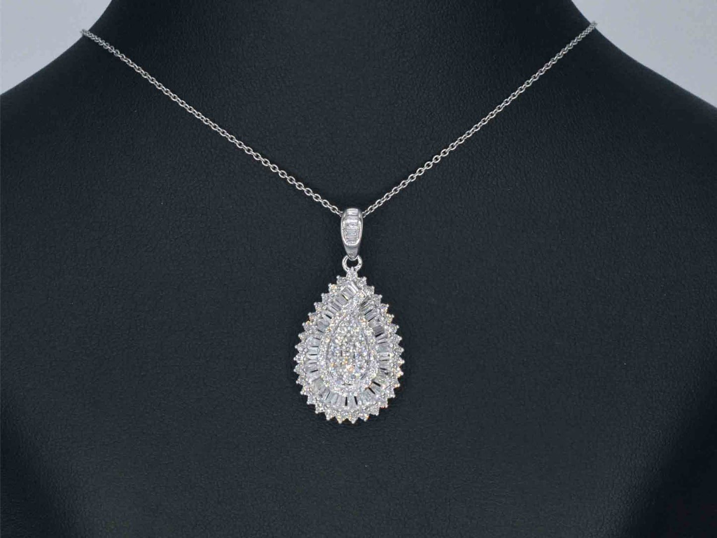 Exclusieve witgouden druppelvormige hanger met diamanten