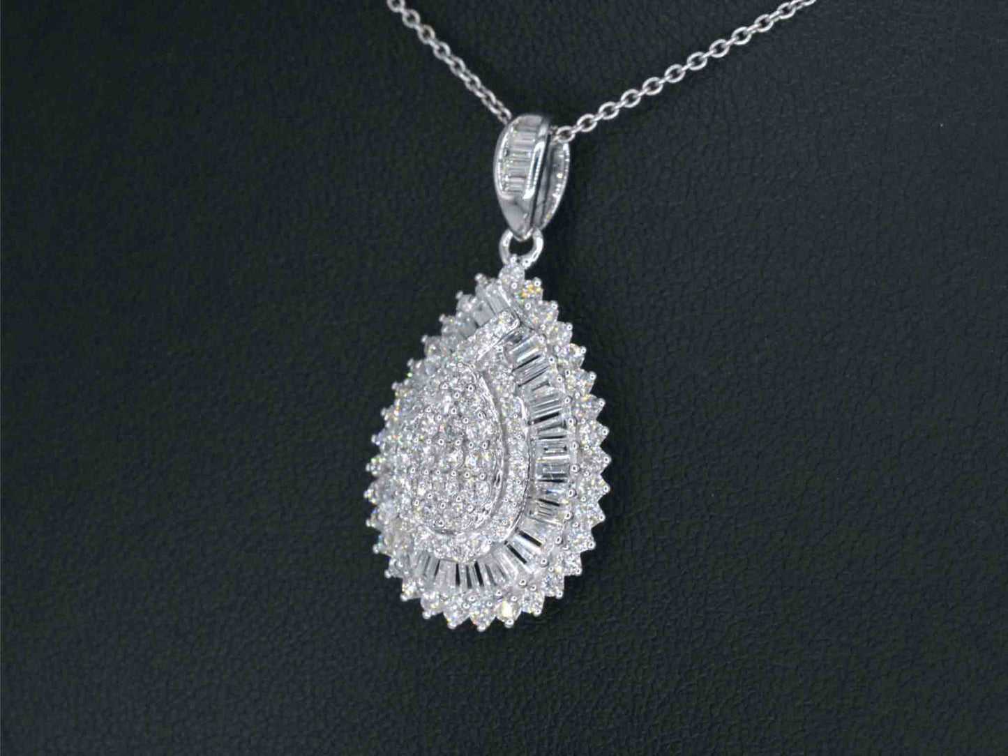 Exclusieve witgouden druppelvormige hanger met diamanten