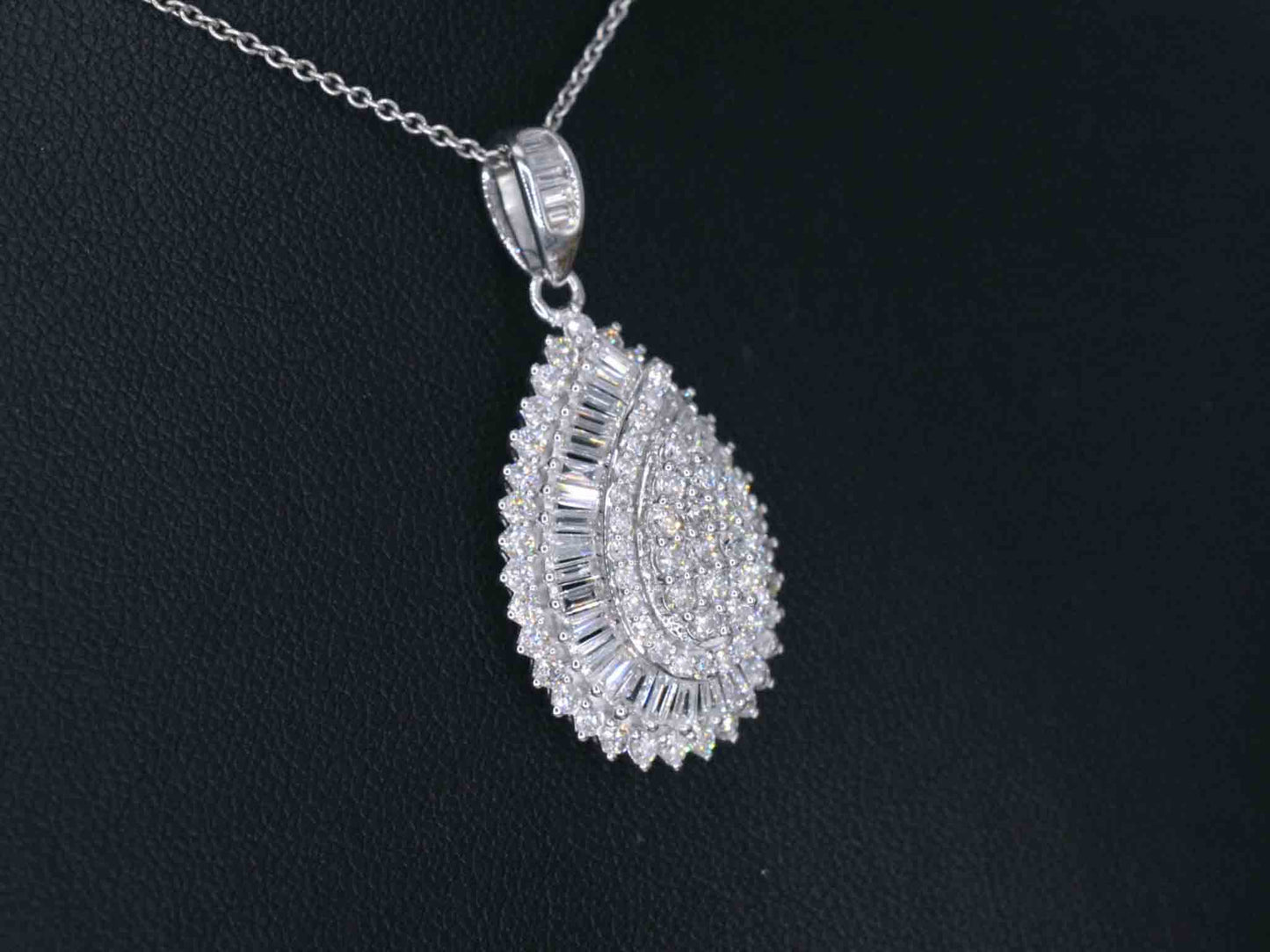 Exclusieve witgouden druppelvormige hanger met diamanten