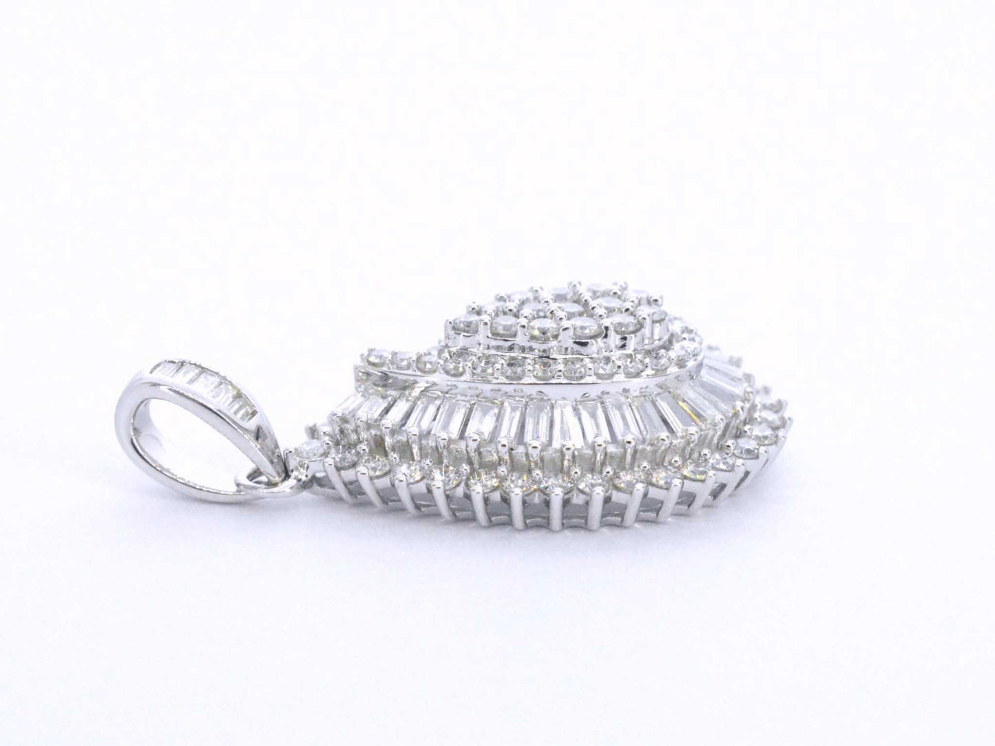 Exclusieve witgouden druppelvormige hanger met diamanten