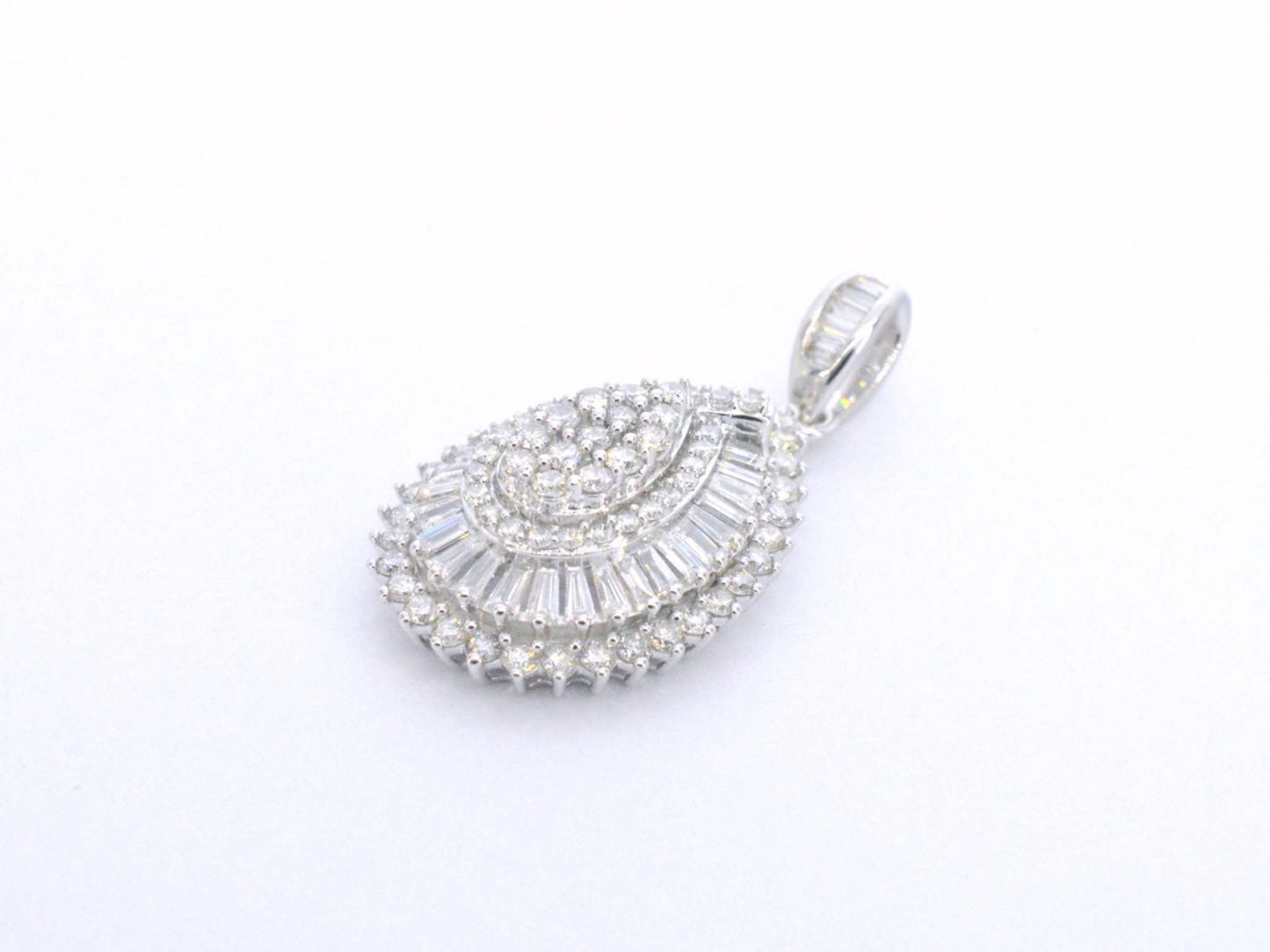 Exclusieve witgouden druppelvormige hanger met diamanten