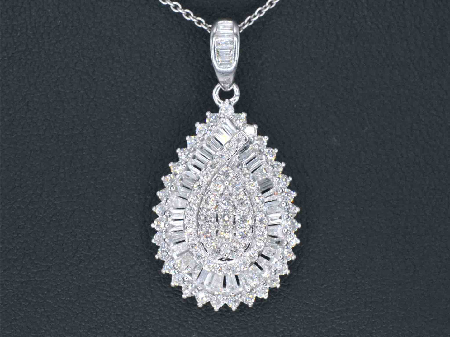 Exclusieve witgouden druppelvormige hanger met diamanten