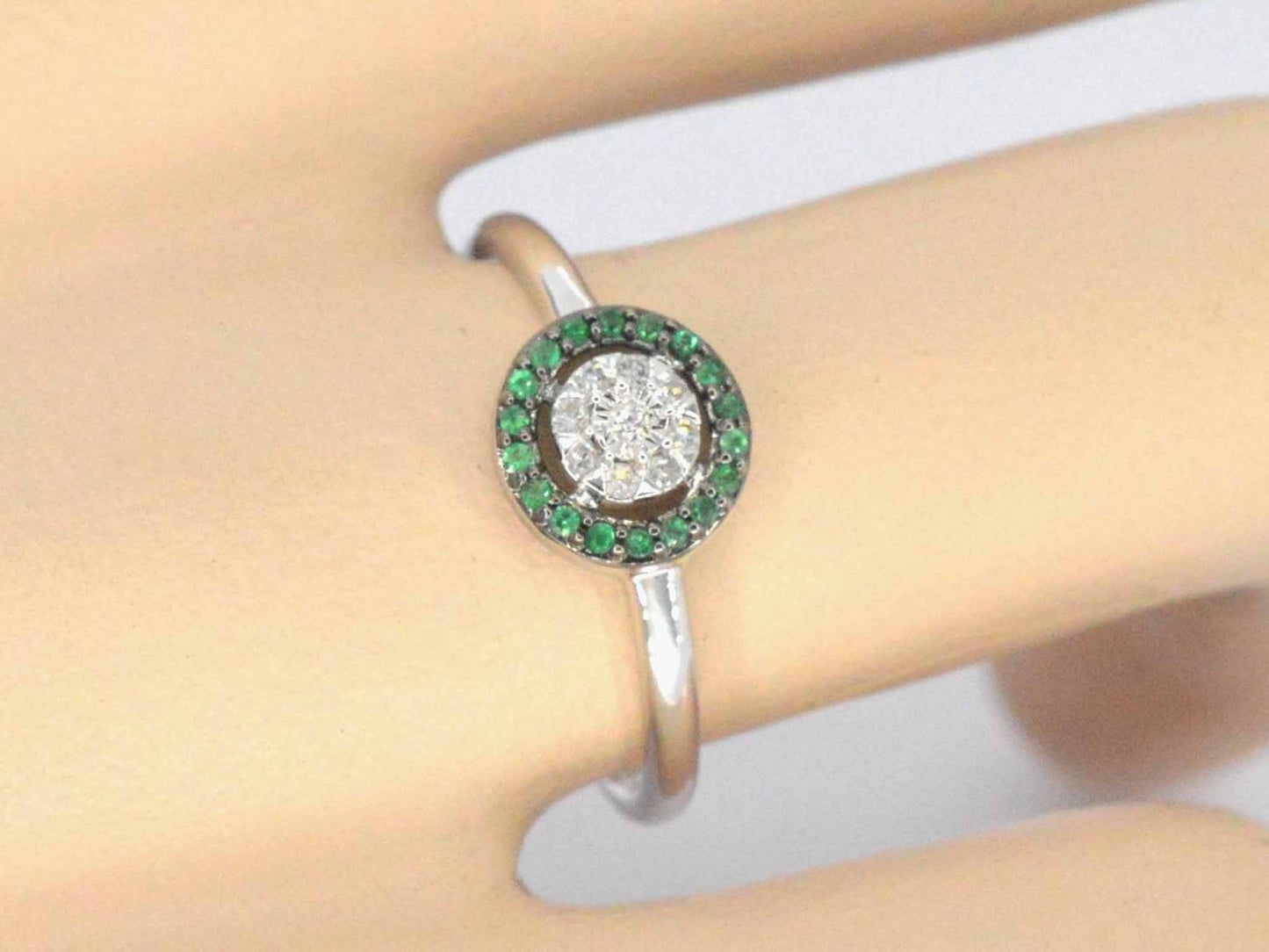 Witgouden ring met diamanten en smaragd