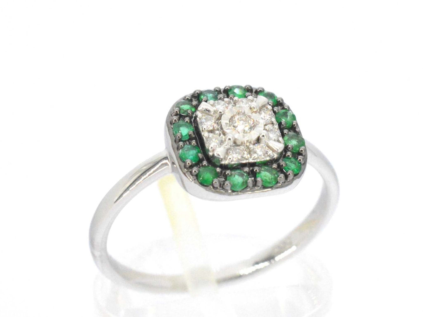 Witgouden ring met diamanten en smaragd