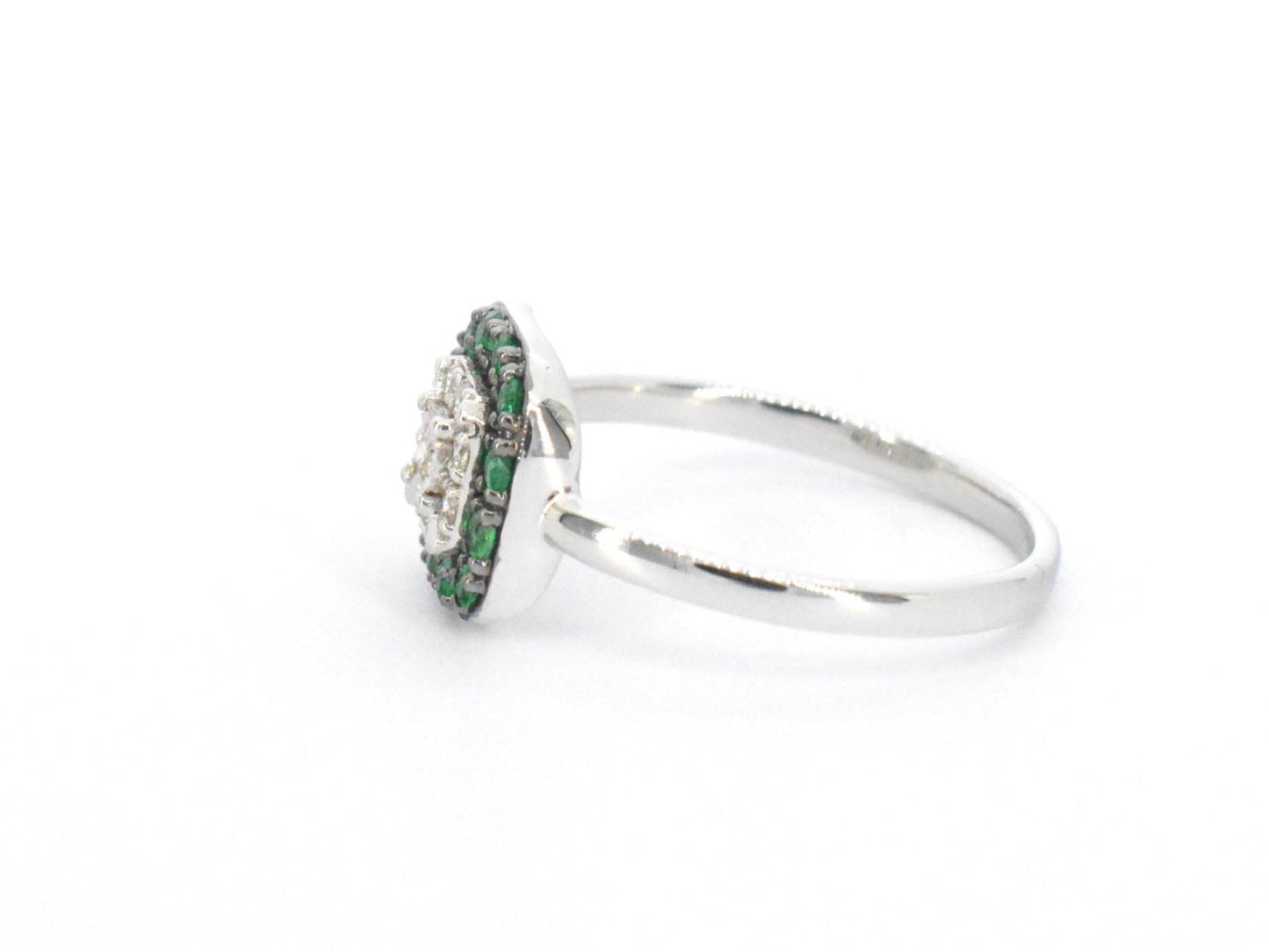Witgouden ring met diamanten en smaragd