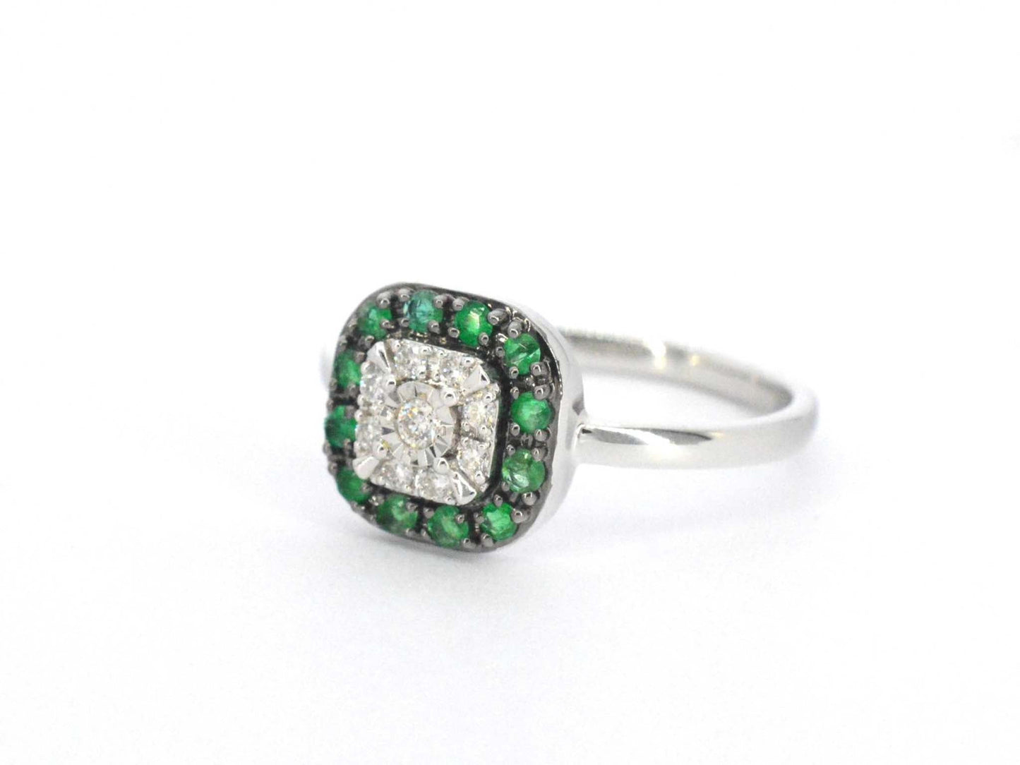 Witgouden ring met diamanten en smaragd