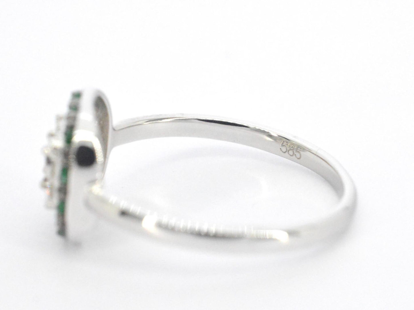 Witgouden ring met diamanten en smaragd