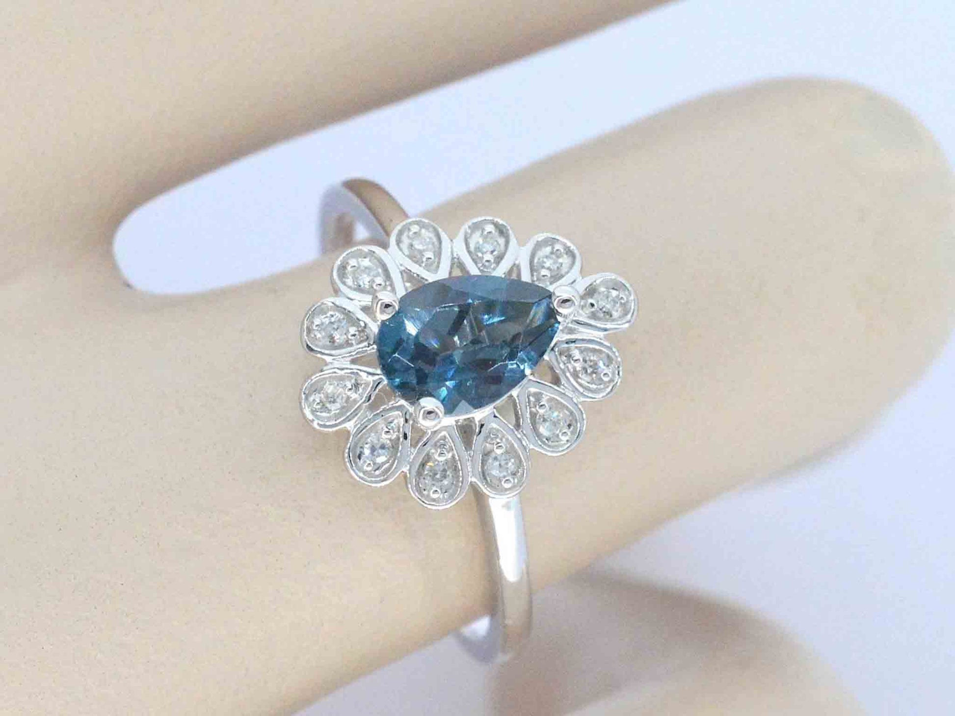 Witgouden ring met diamanten en topaas