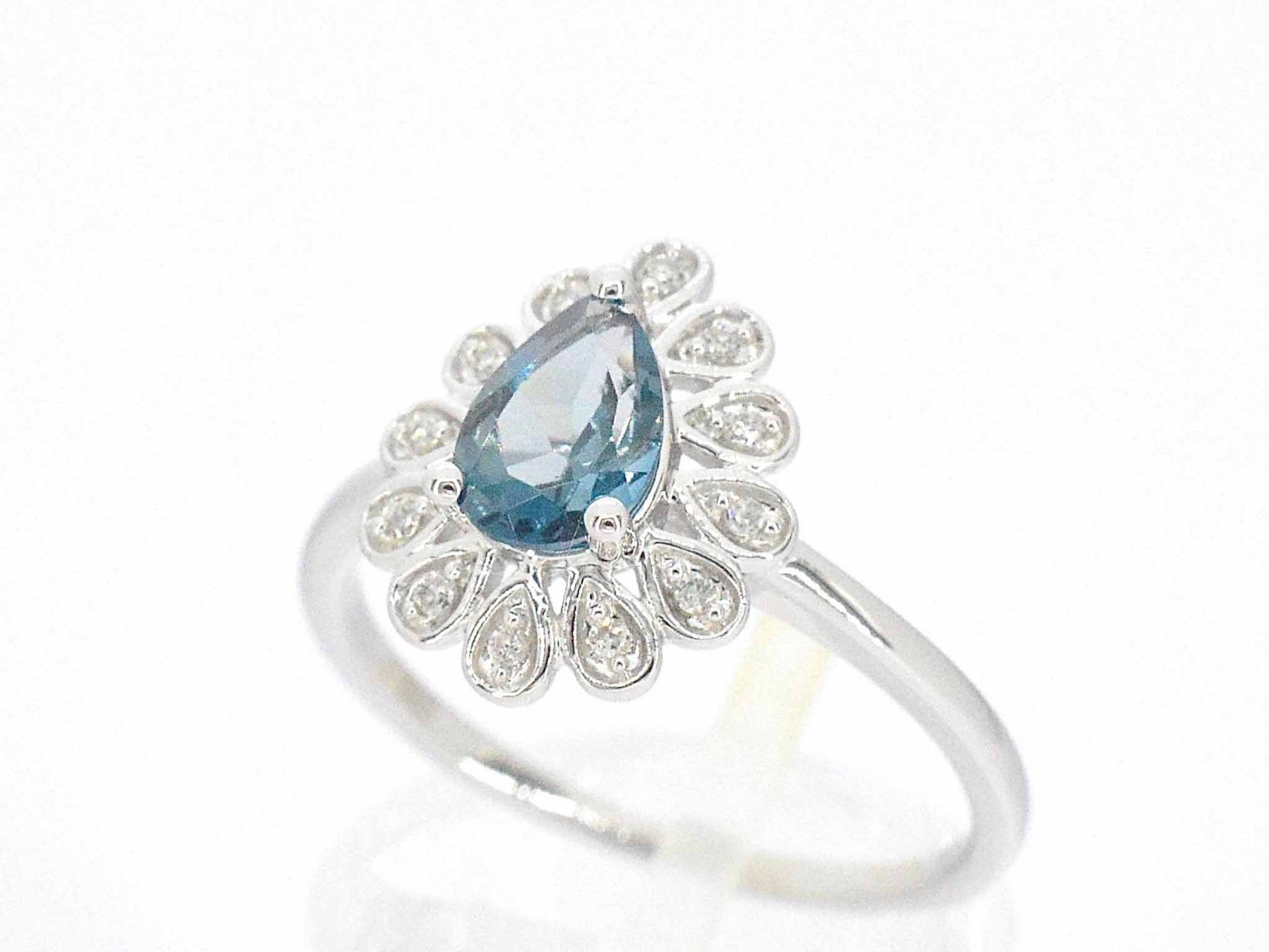 Witgouden ring met diamanten en topaas 2316-1