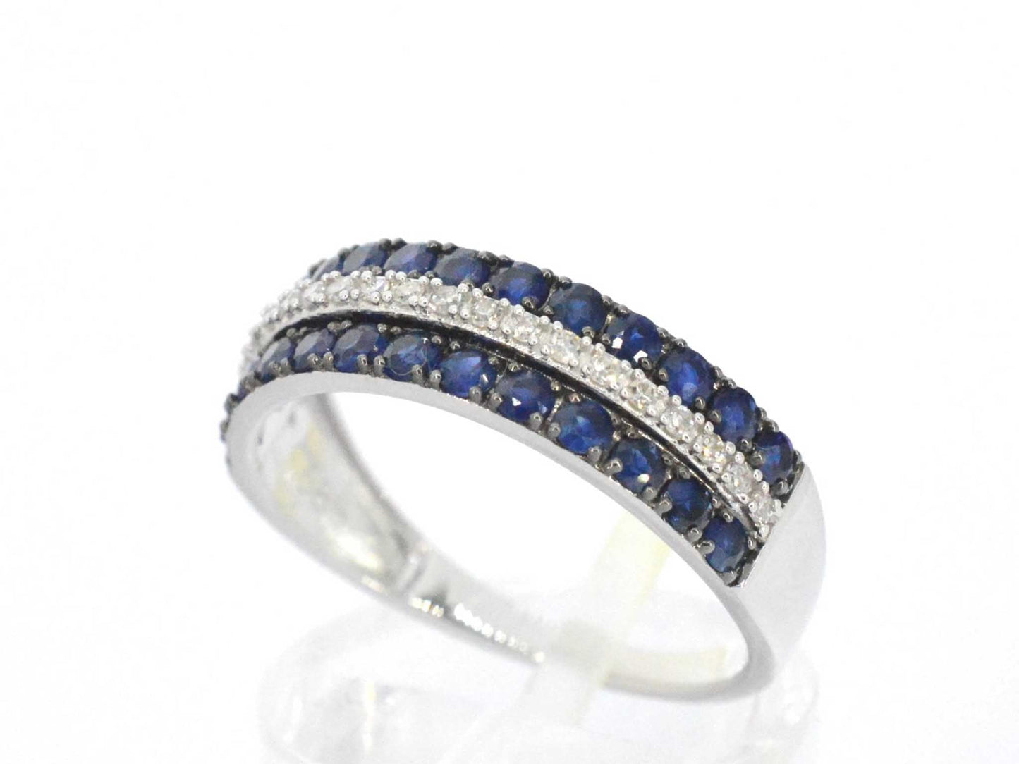 Witgouden ring met diamanten en saffieren