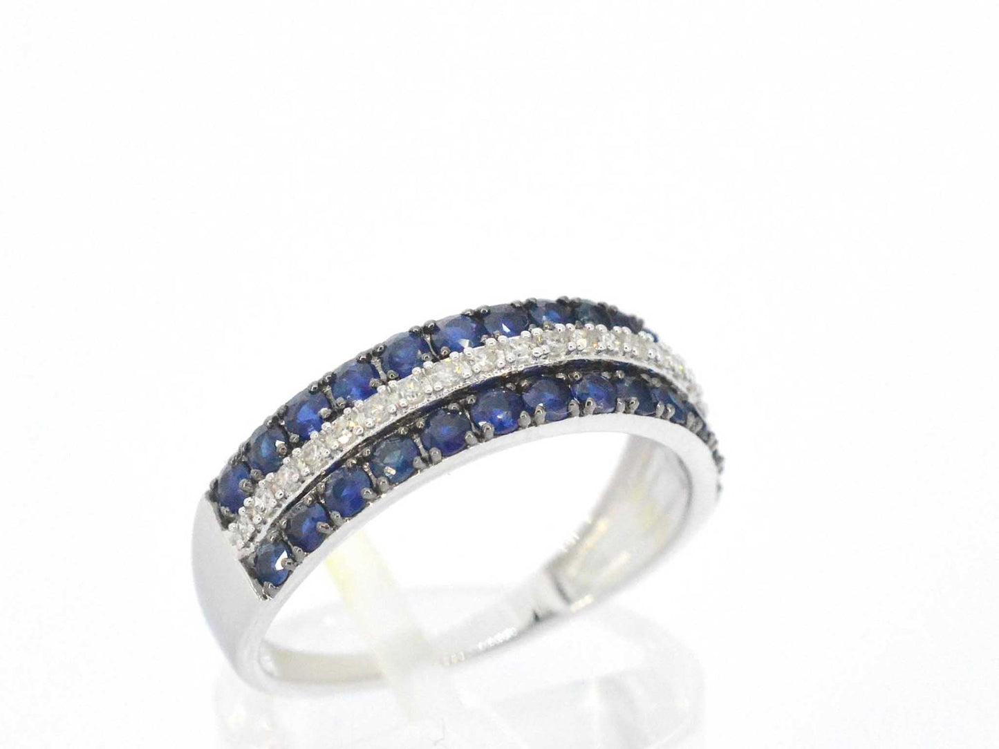 Witgouden ring met diamanten en saffieren