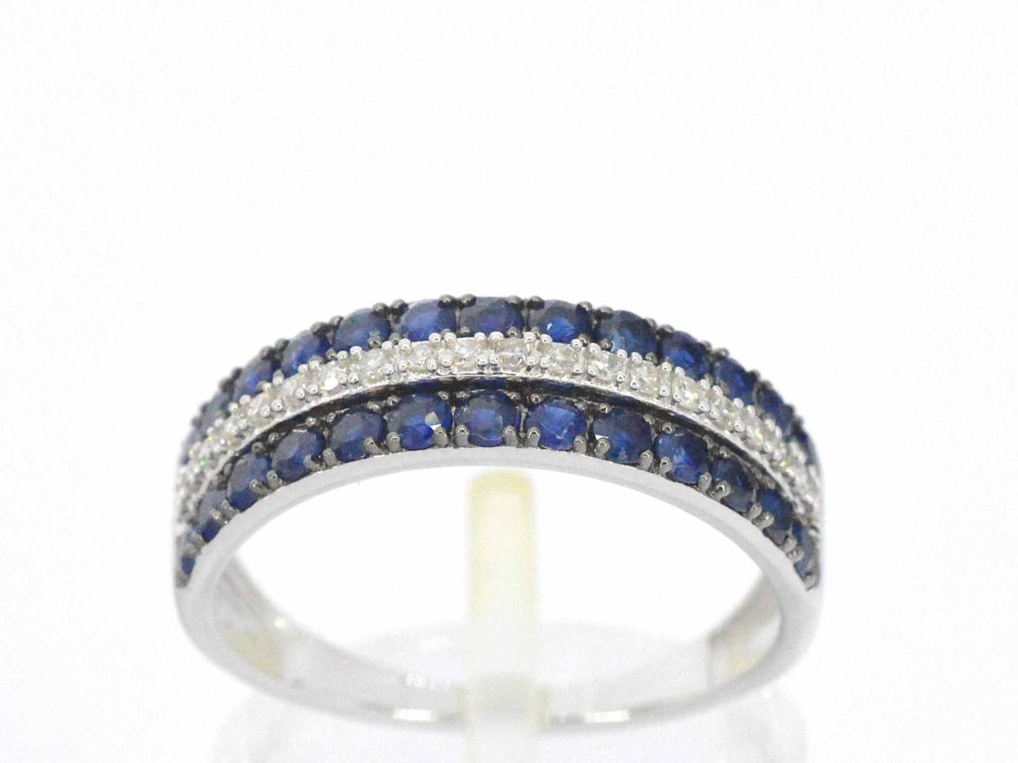 Witgouden ring met diamanten en saffieren