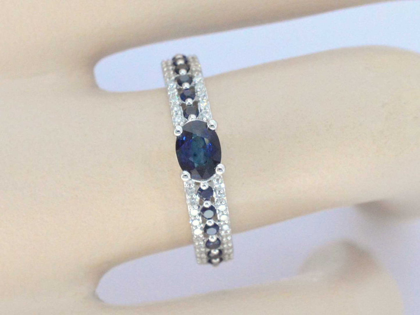 Witgouden ring met diamanten en saffieren