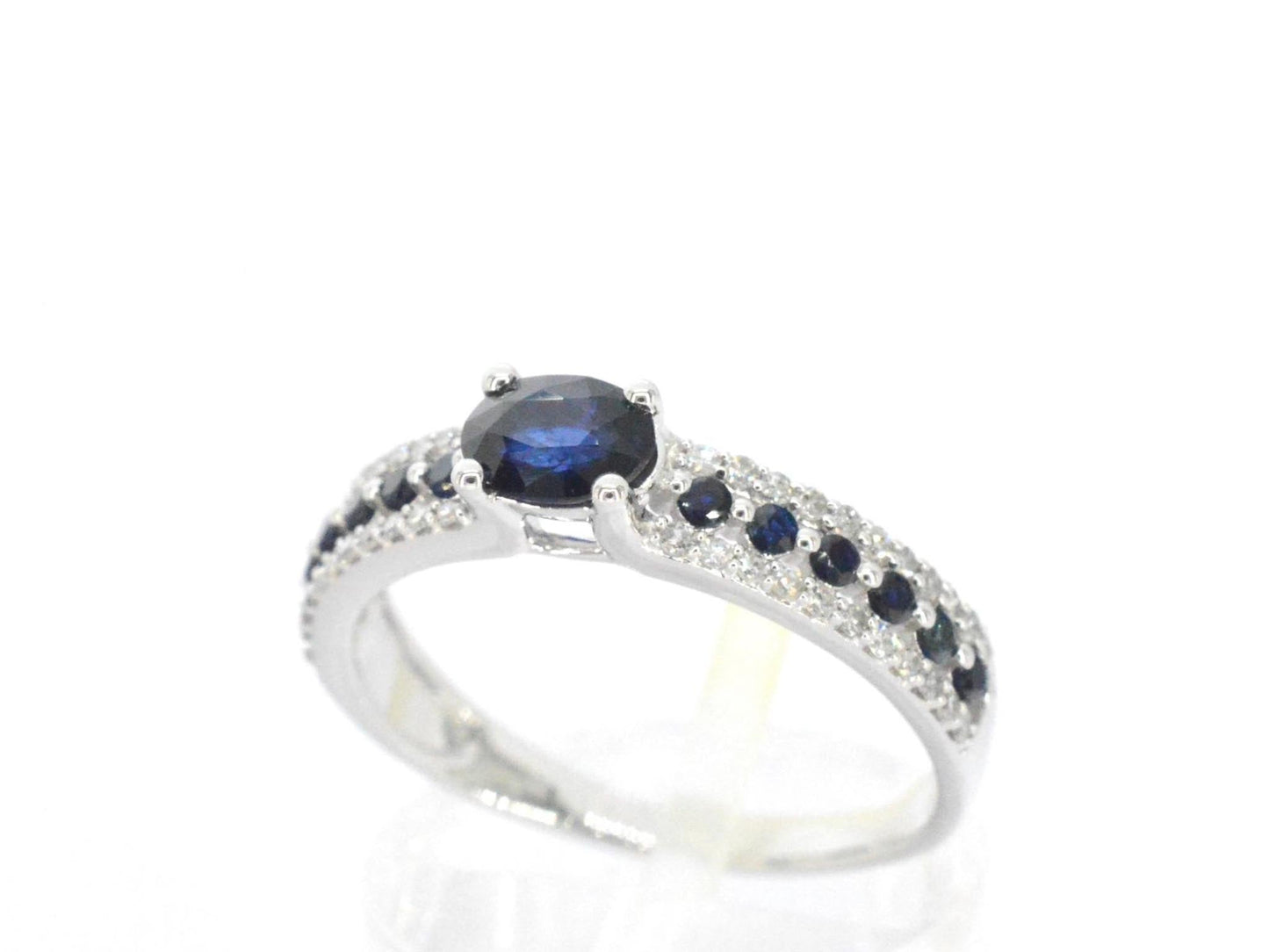 Witgouden ring met diamanten en saffieren