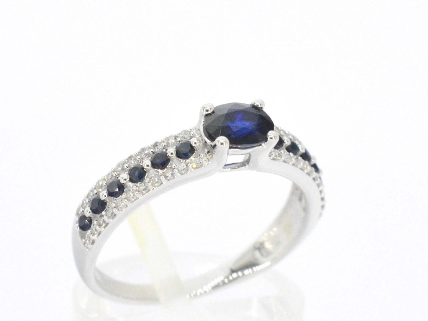 Witgouden ring met diamanten en saffieren