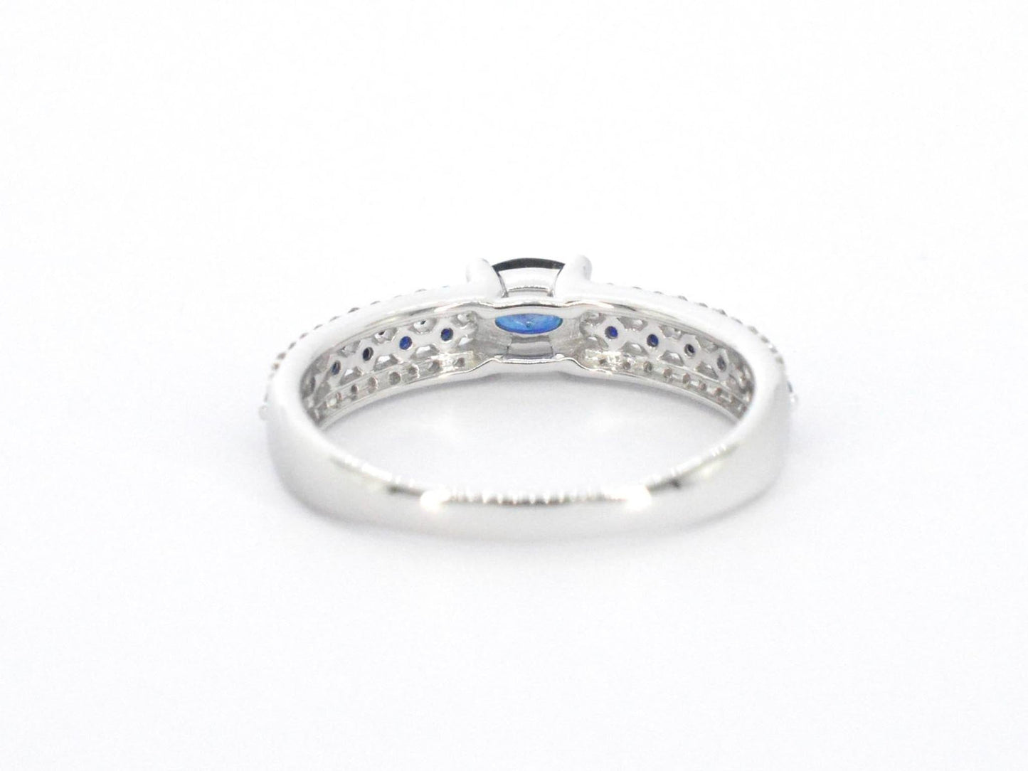 Witgouden ring met diamanten en saffieren