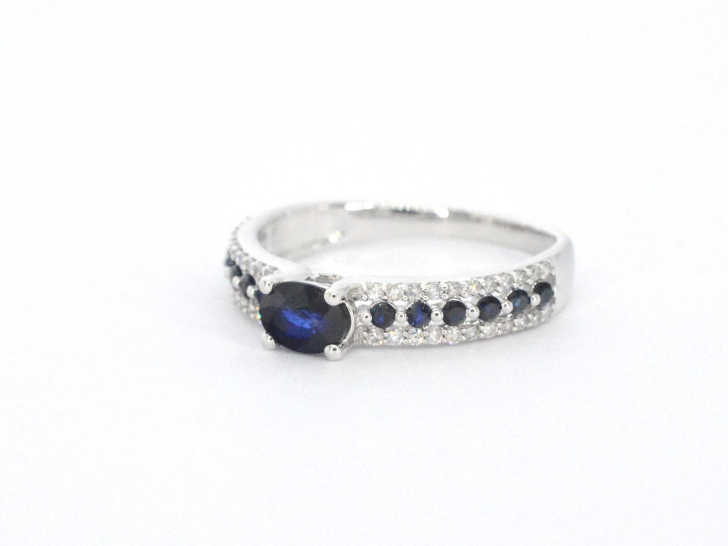 Witgouden ring met diamanten en saffieren