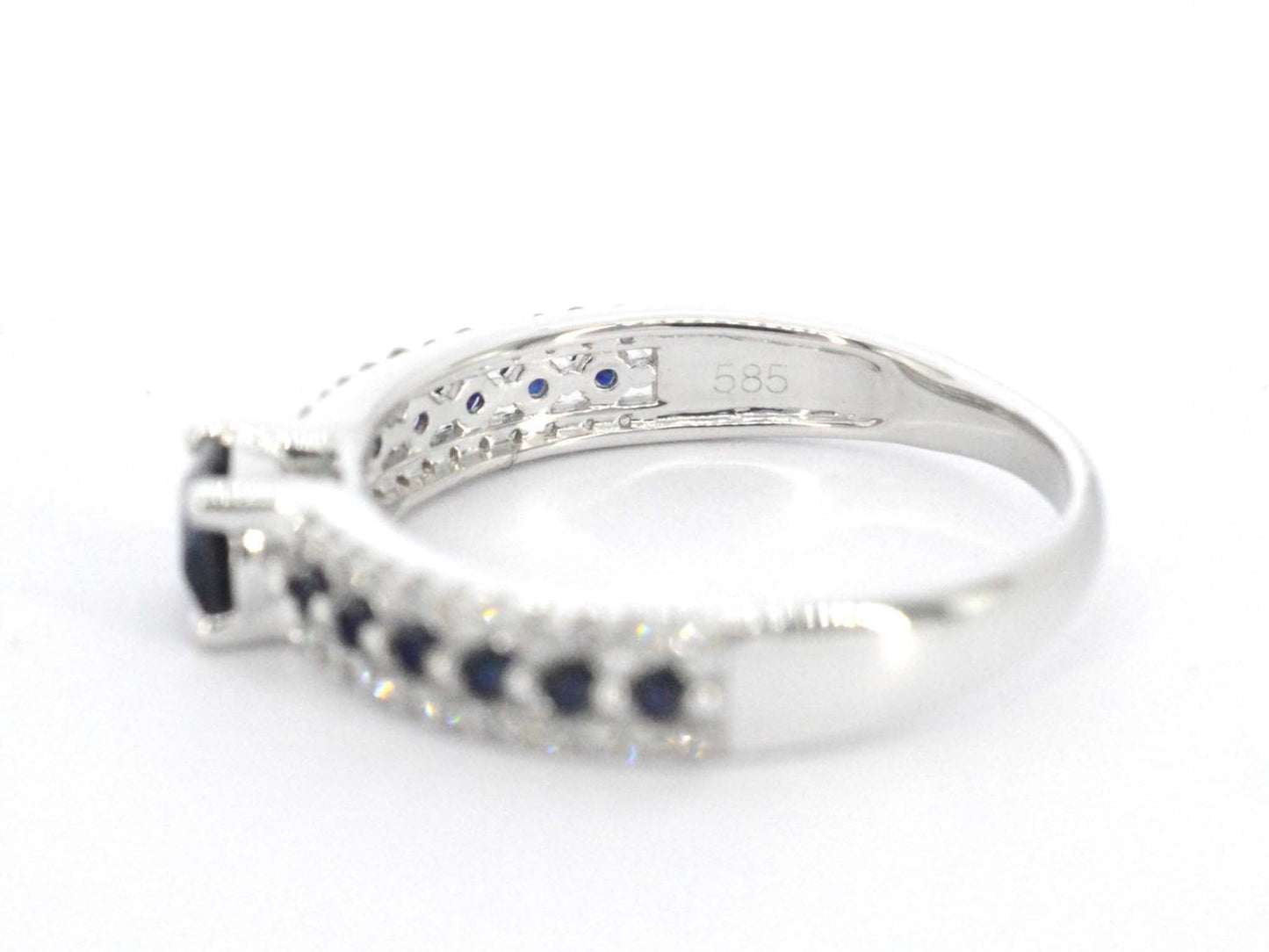 Witgouden ring met diamanten en saffieren