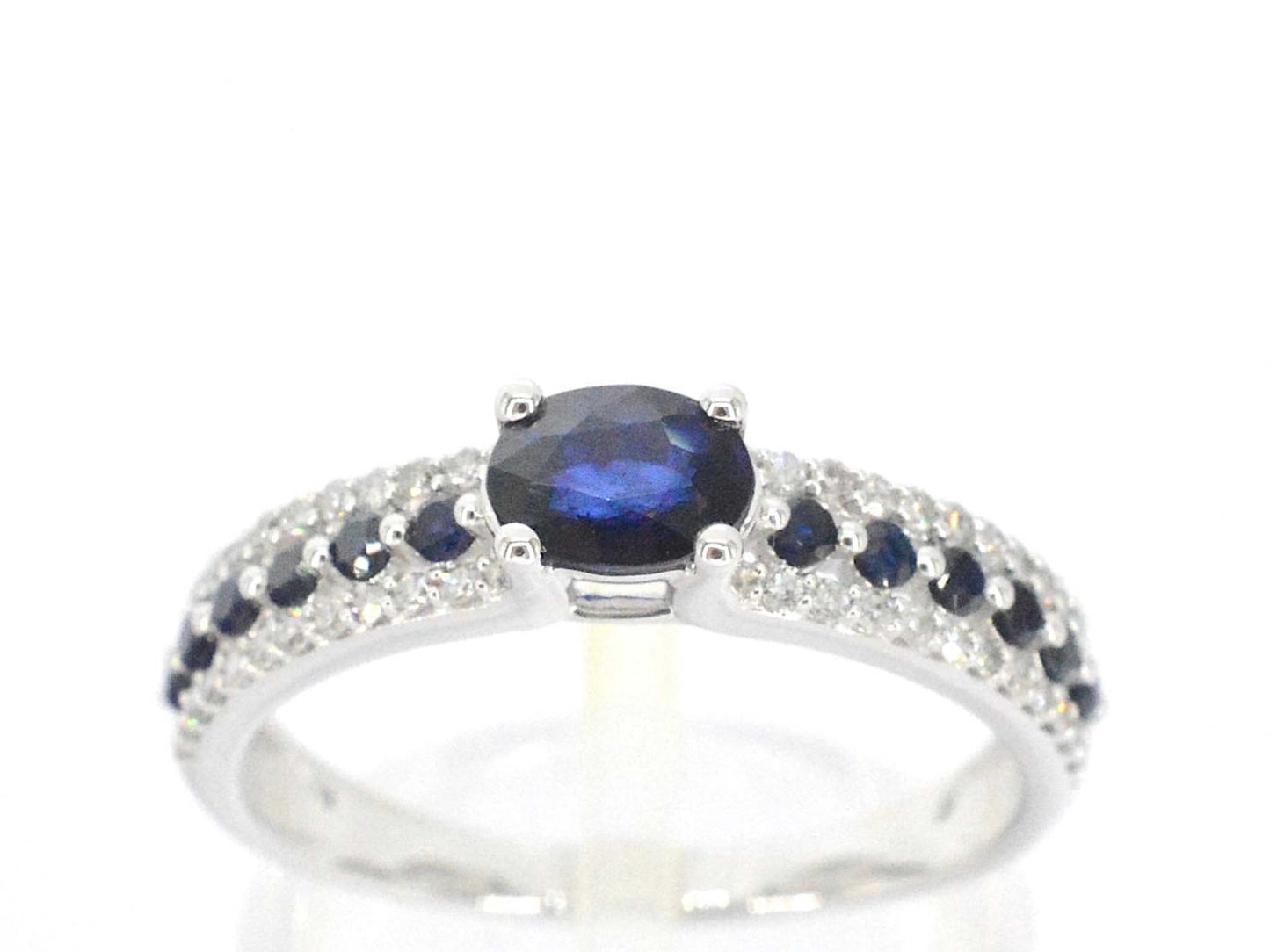Witgouden ring met diamanten en saffieren