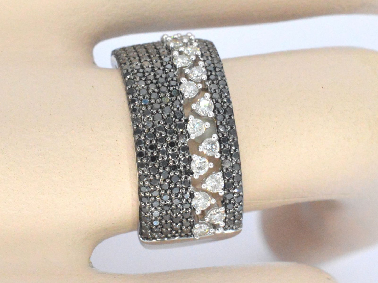 Witgouden ring met zwarte diamanten