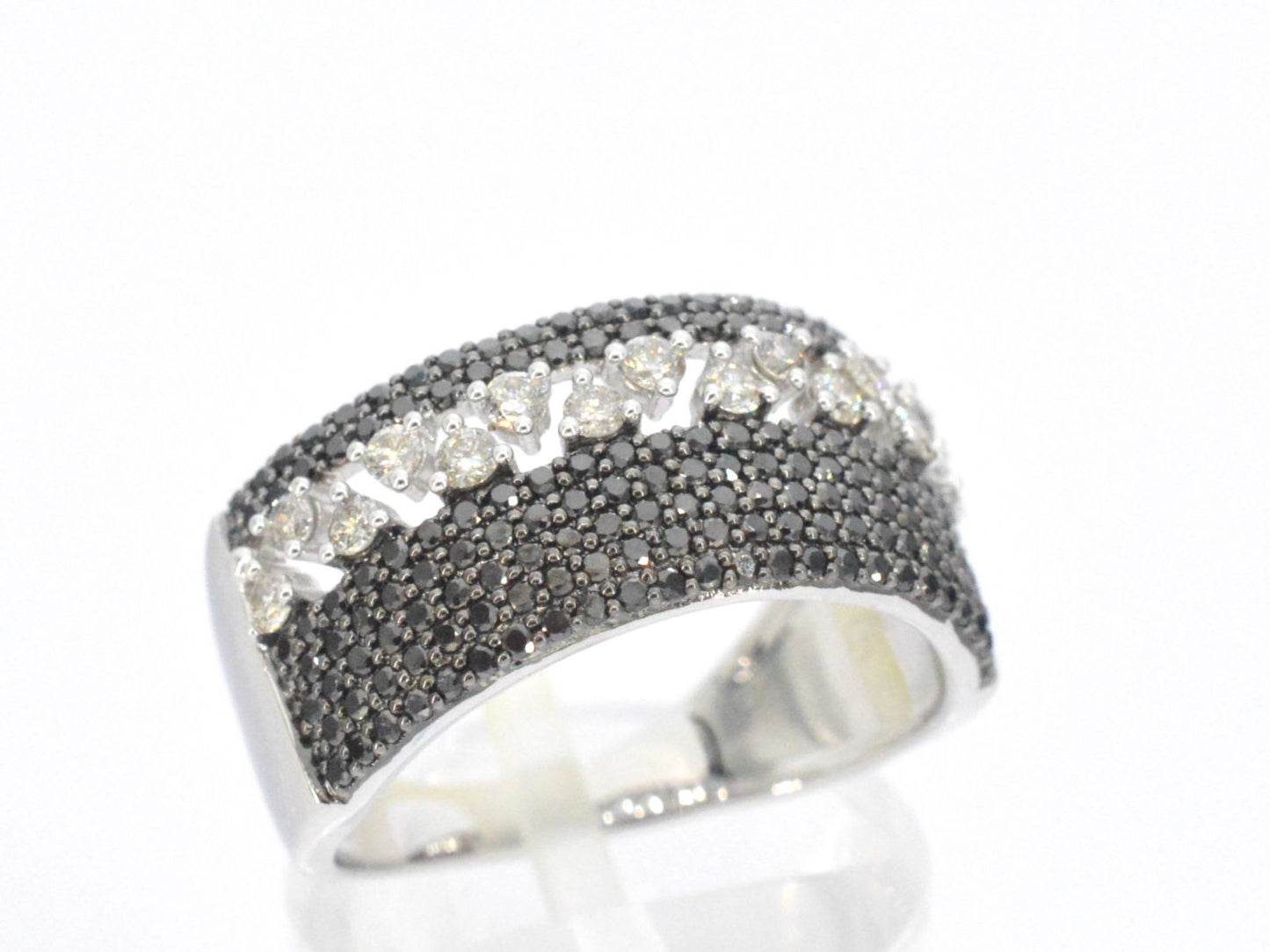 Witgouden ring met zwarte diamanten