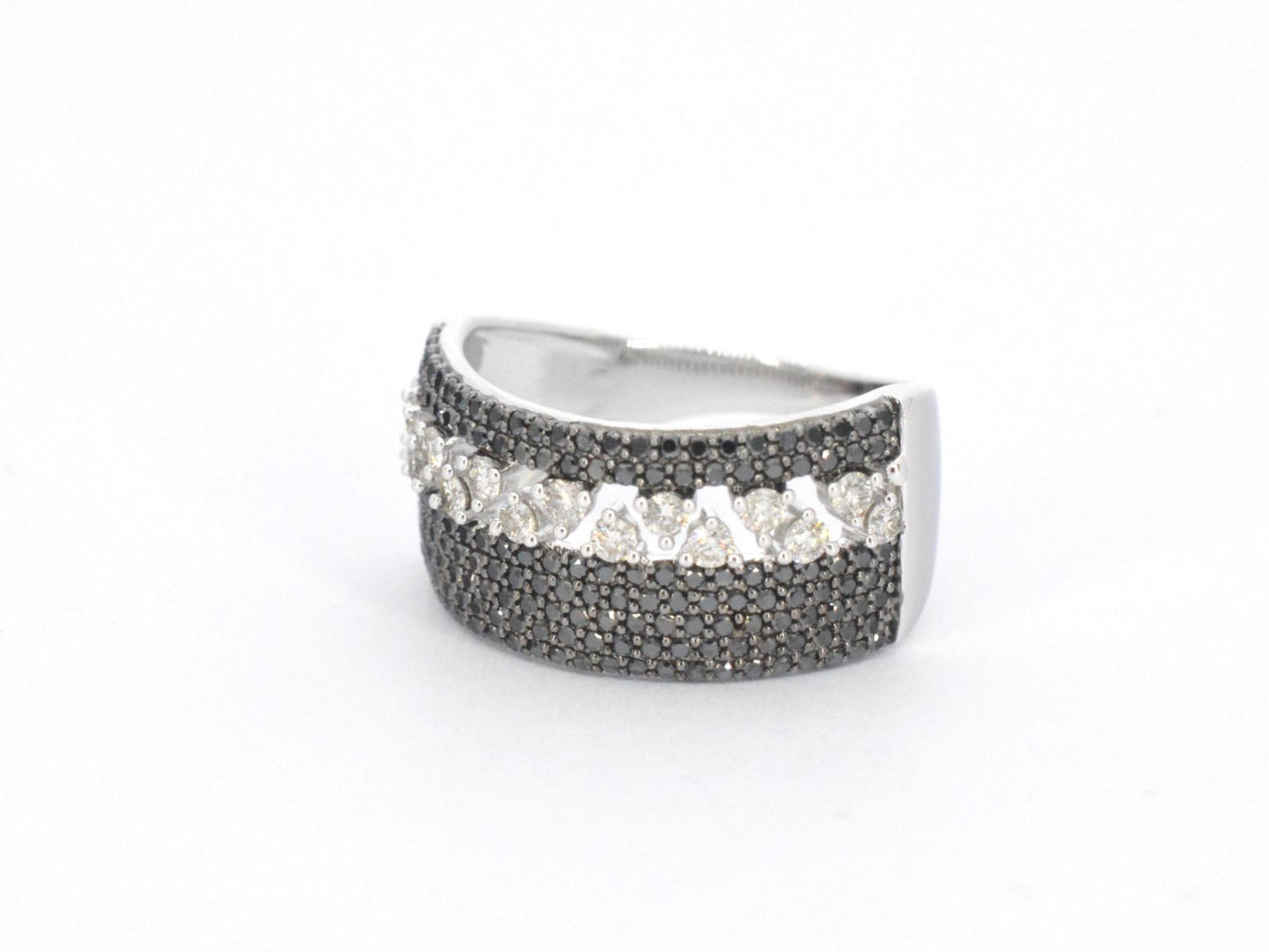Witgouden ring met zwarte diamanten