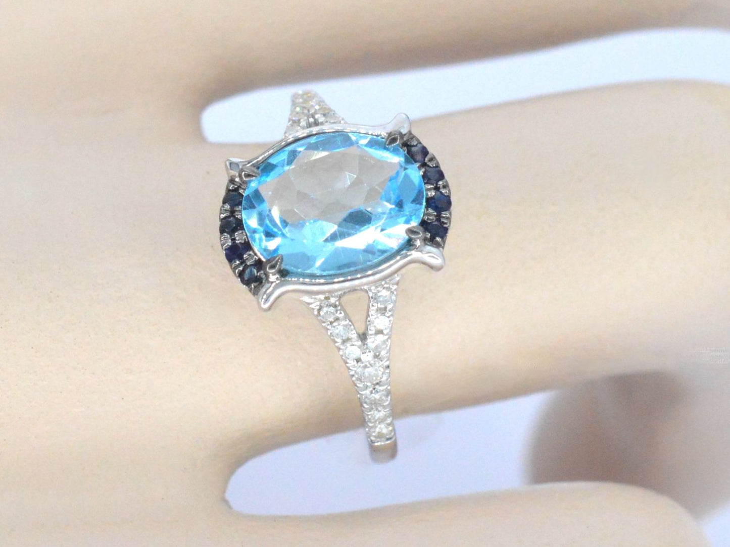 Witgouden ring met diamanten en mooie edelstenen