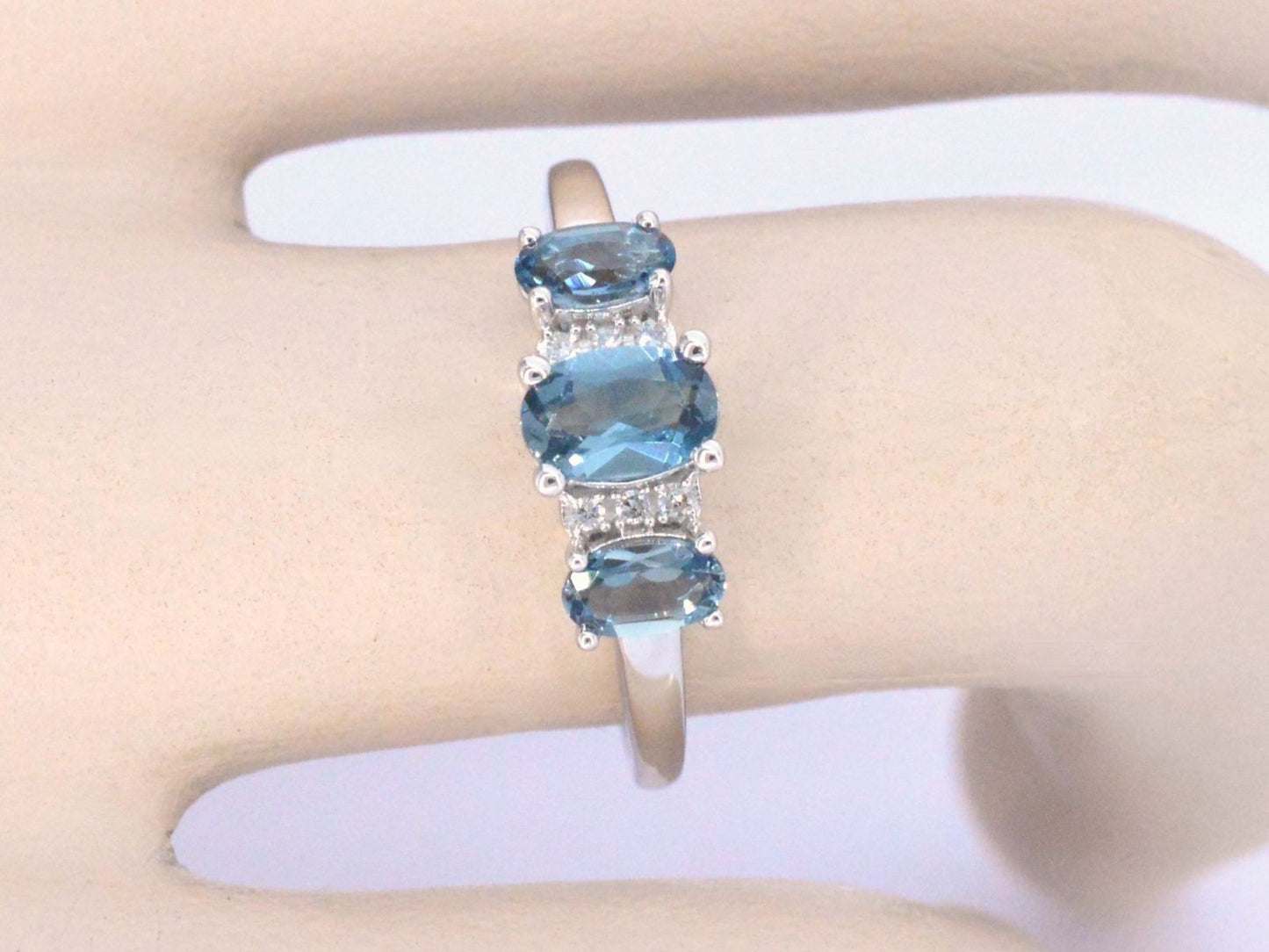 Witgouden ring met diamanten en topaas