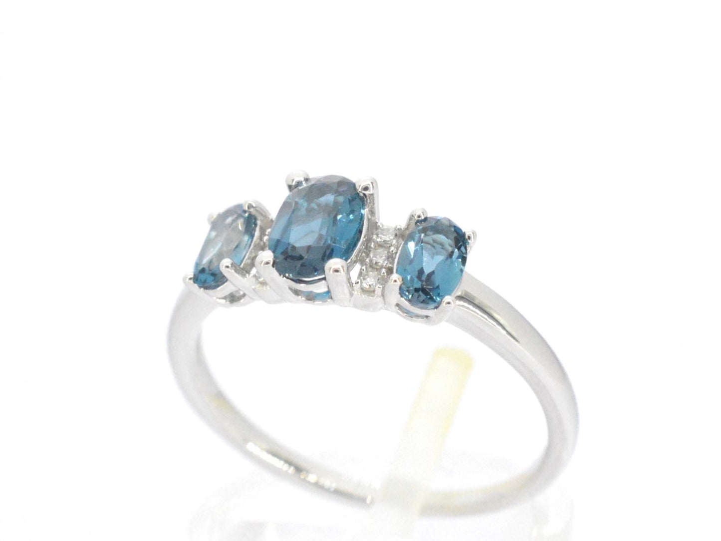 Witgouden ring met diamanten en topaas