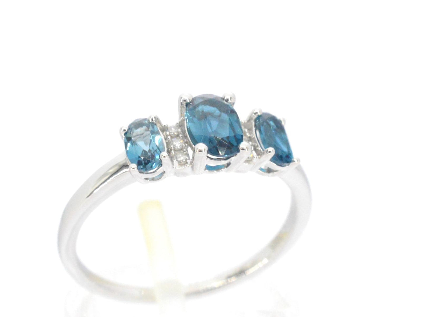 Witgouden ring met diamanten en topaas