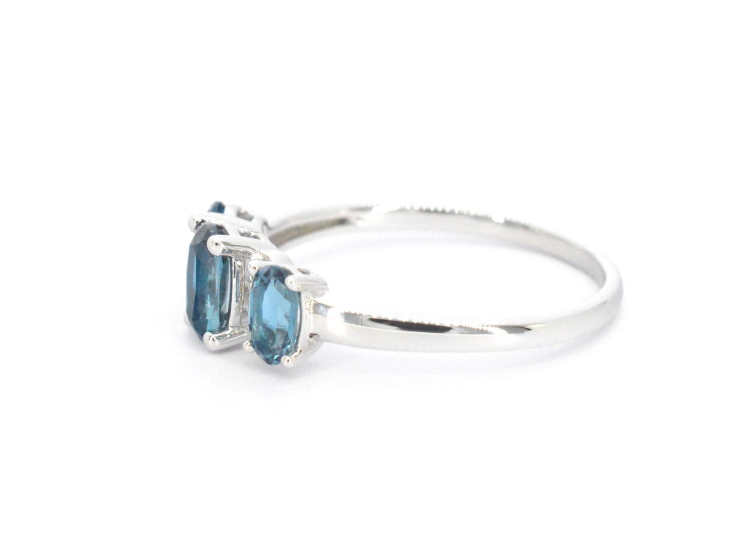 Witgouden ring met diamanten en topaas