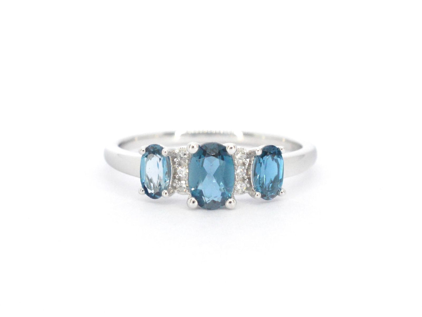 Witgouden ring met diamanten en topaas