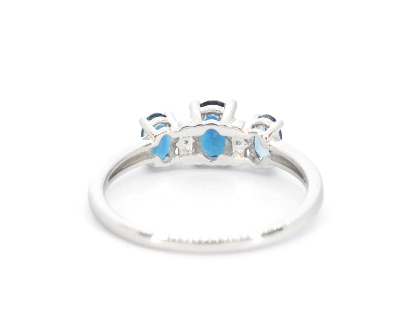 Witgouden ring met diamanten en topaas