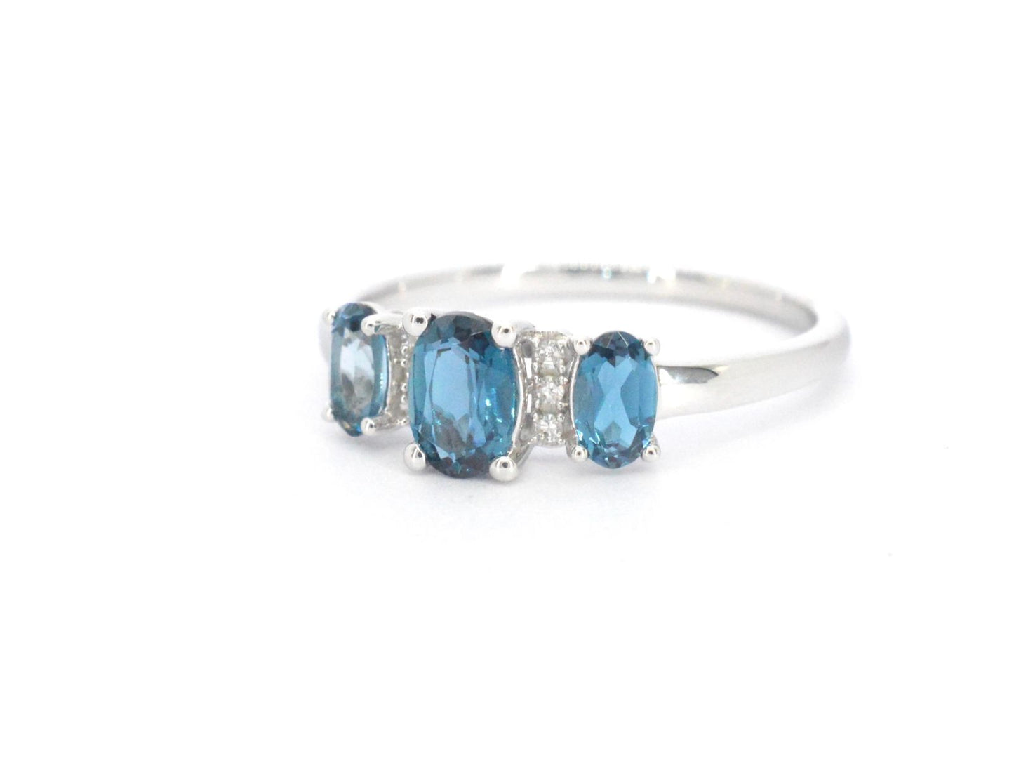 Witgouden ring met diamanten en topaas