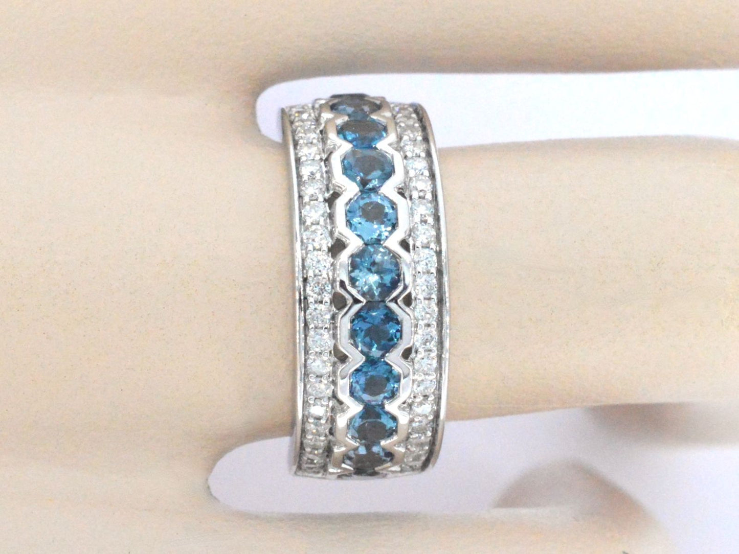 Witgouden pave ring met diamanten en topaas