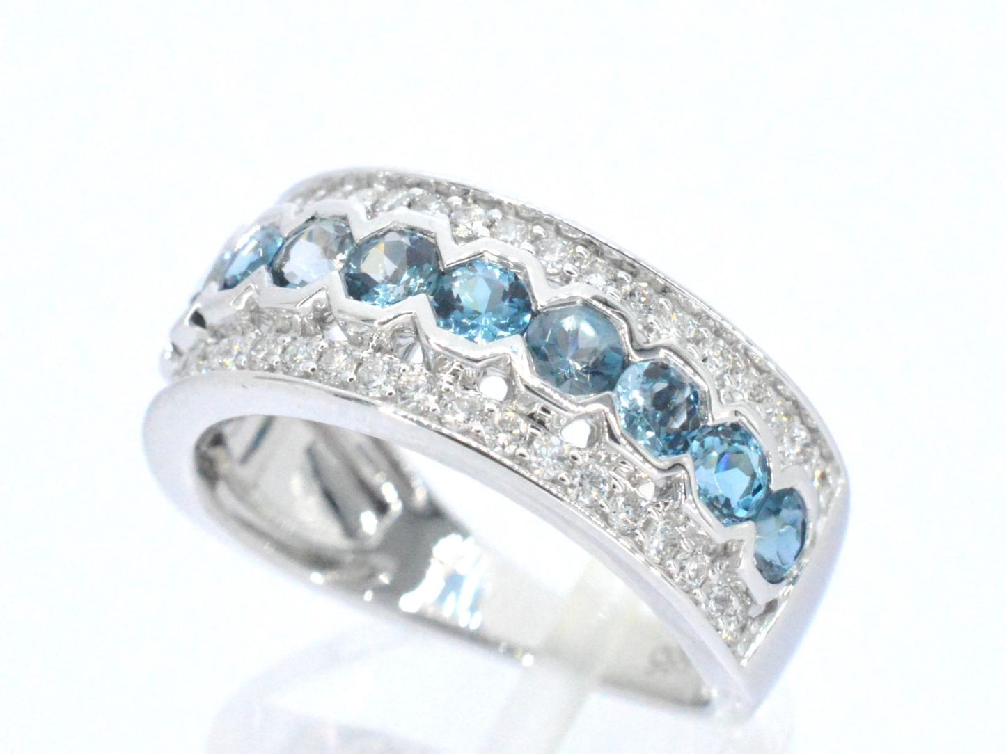 Witgouden pave ring met diamanten en topaas