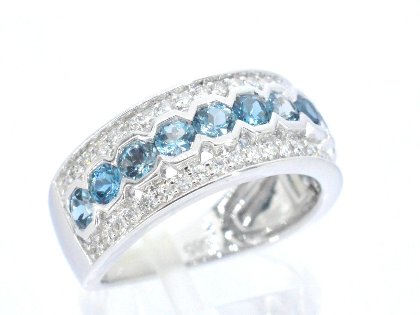 Witgouden pave ring met diamanten en topaas