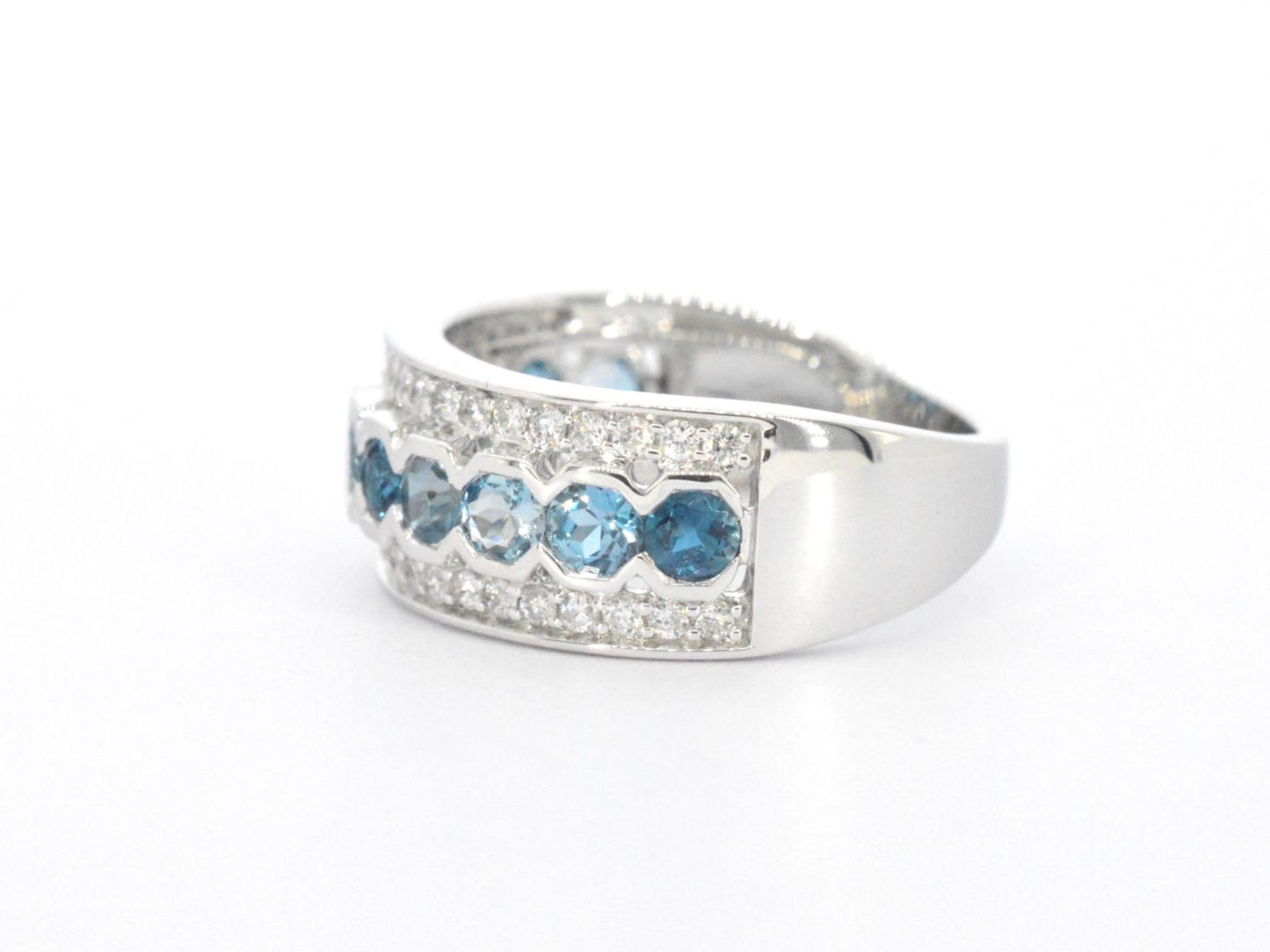 Witgouden pave ring met diamanten en topaas