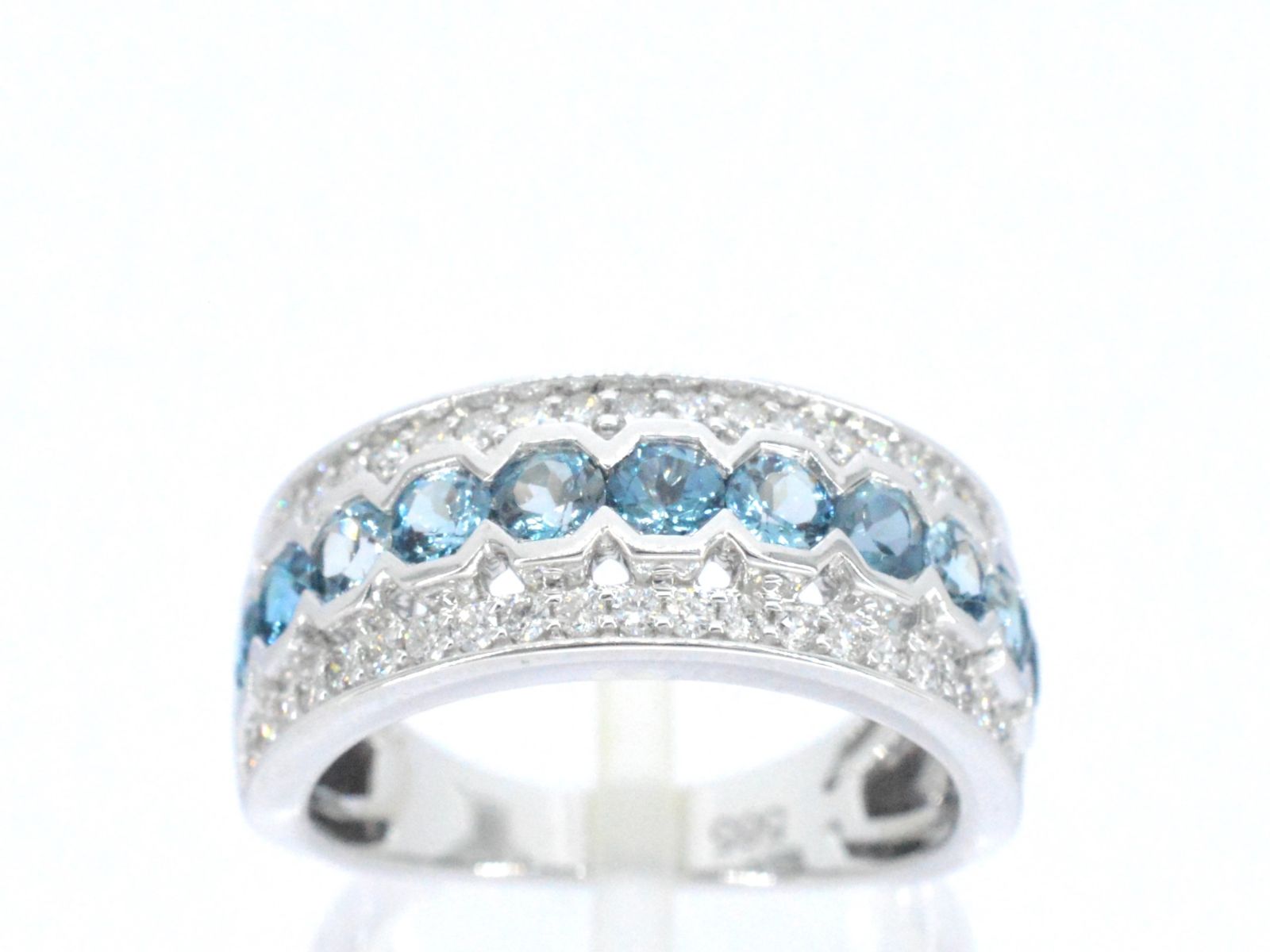 Witgouden pave ring met diamanten en topaas