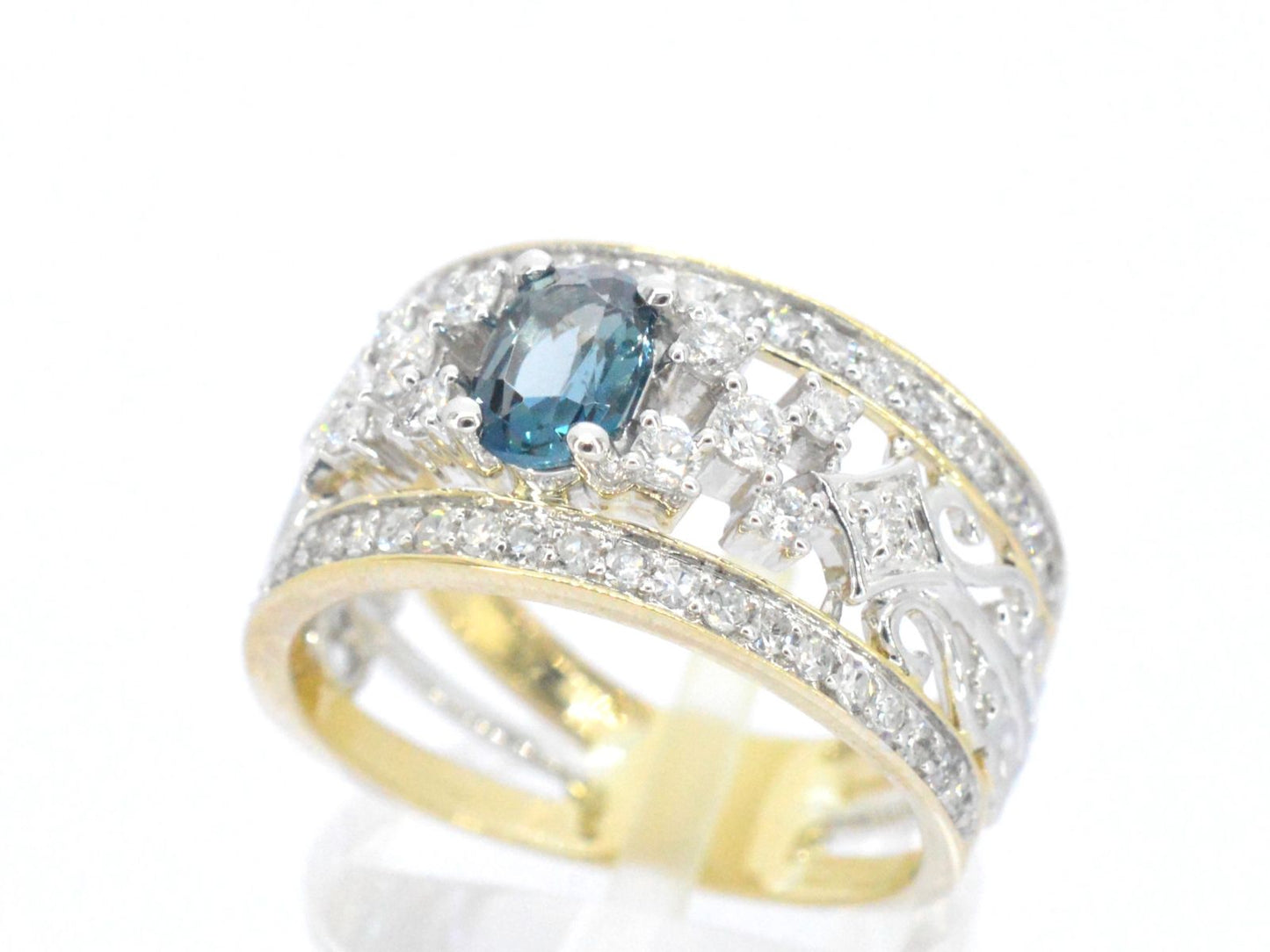 Gouden exclusieve ring vol met diamanten en een edelsteen